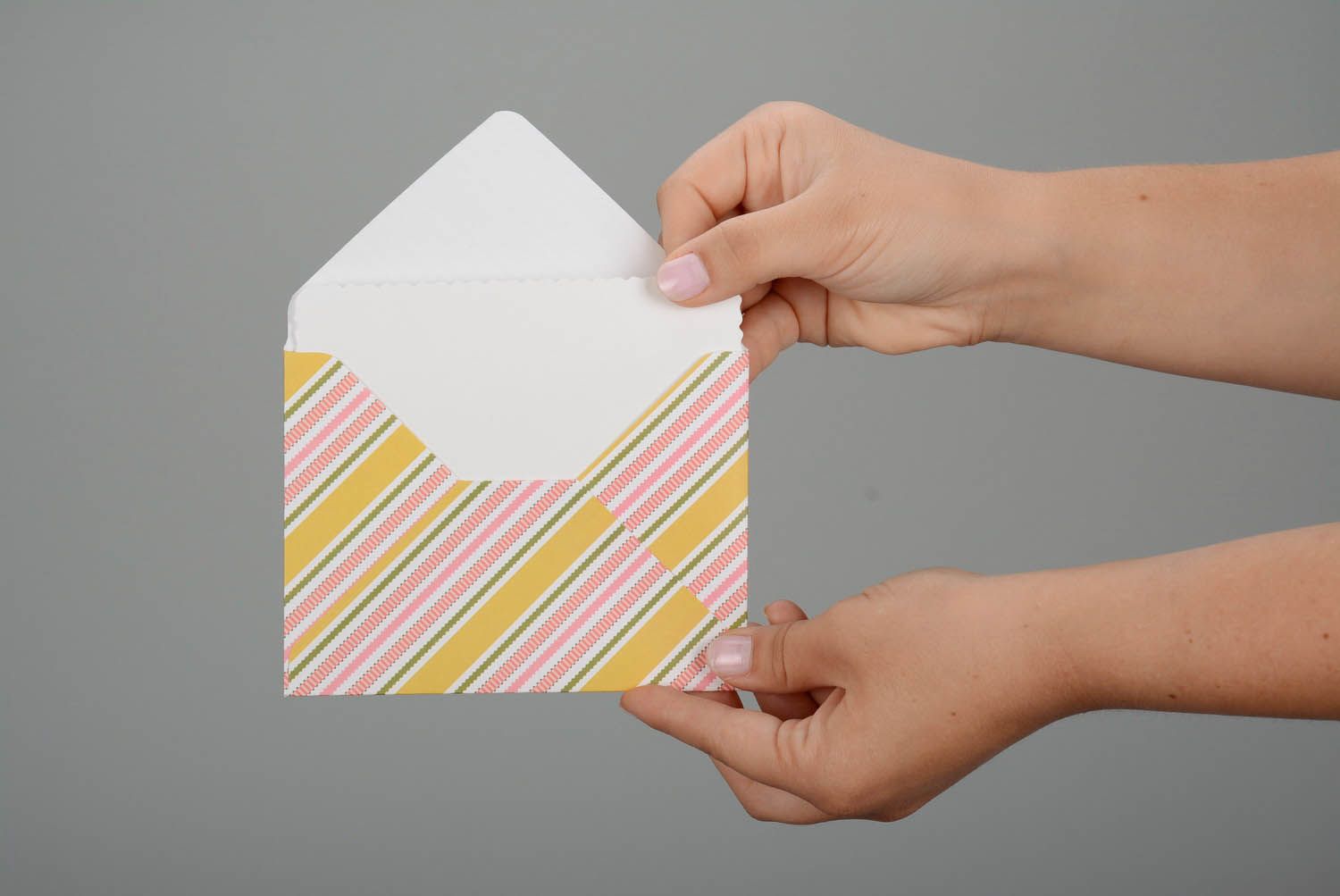 Envelope com listras multicoloridas foto 5