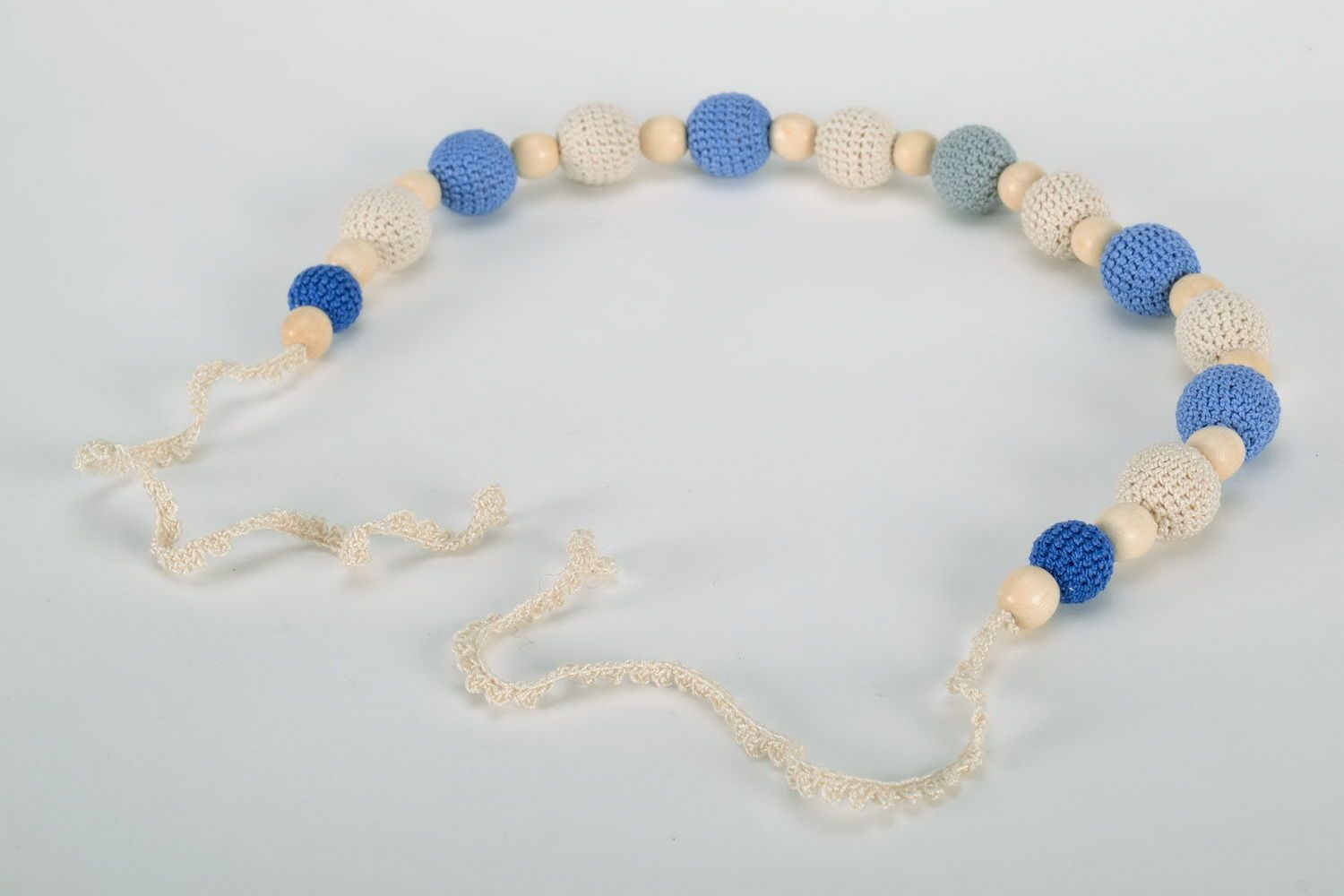 Handgemachte blau-cremefarbige Slingo Halskette aus Holzperlen foto 3