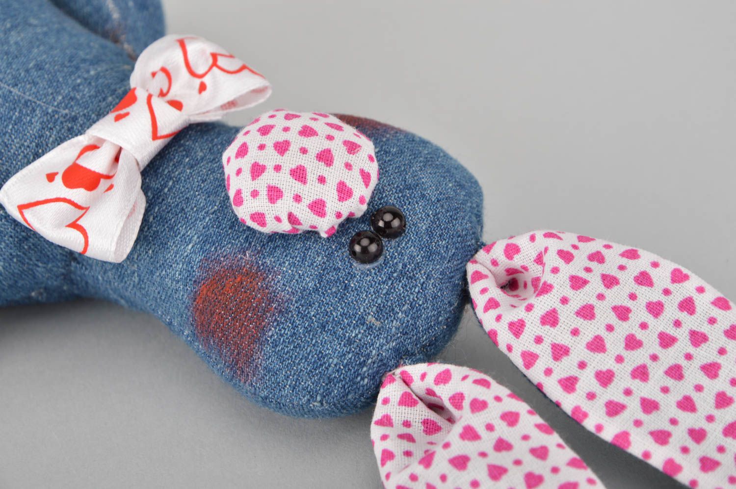 Мягкая игрушка заяц из джинсовой ткани небольшая смешная девочка ручной работы фото 4