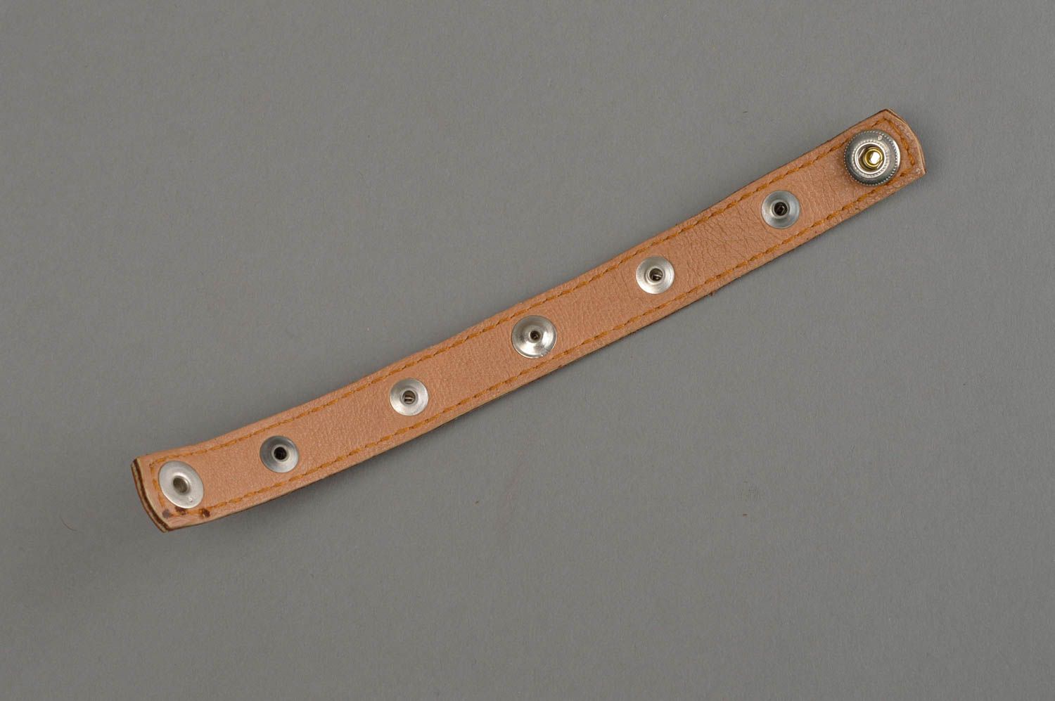 Künstlerisches Armband aus Leder Eule in Braun handgeschaffen stilvoll schön foto 4