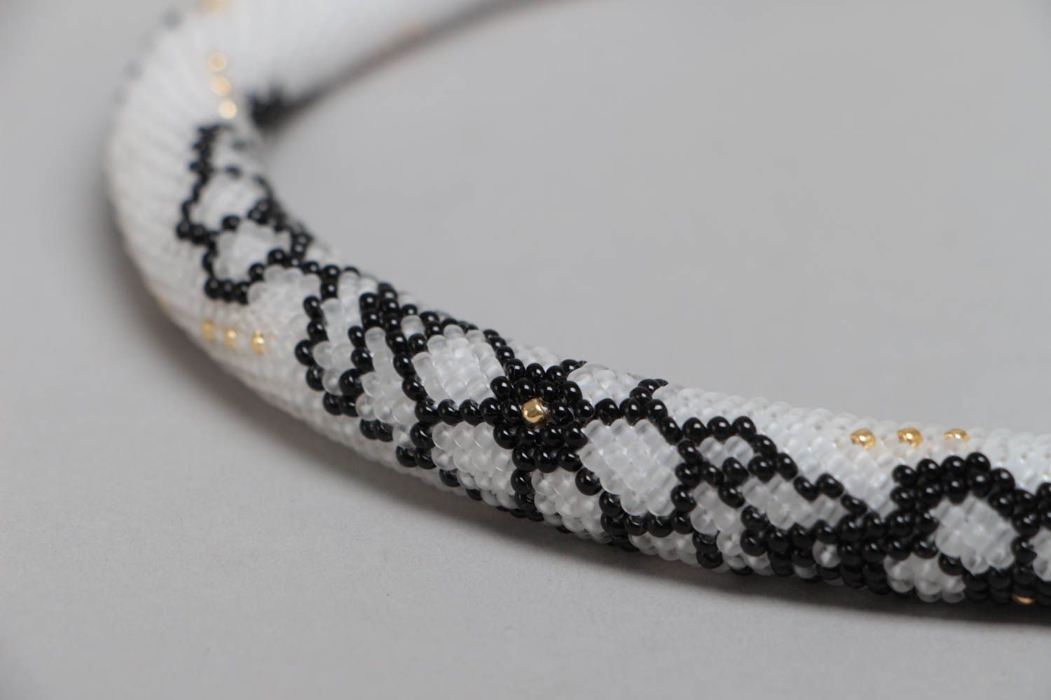Dicke elegante Halskette aus Glasperlen mit Blumenmotiv in Schwarz und Weiß  foto 4