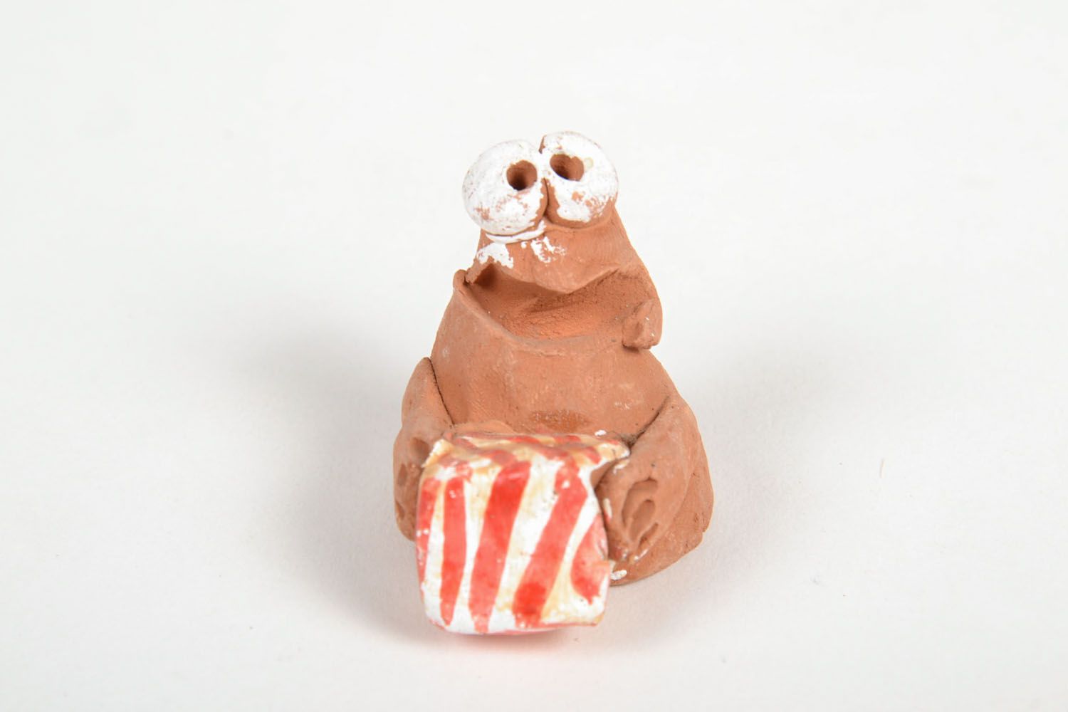 Ceramic figurine Frog with a Gift photo 4
