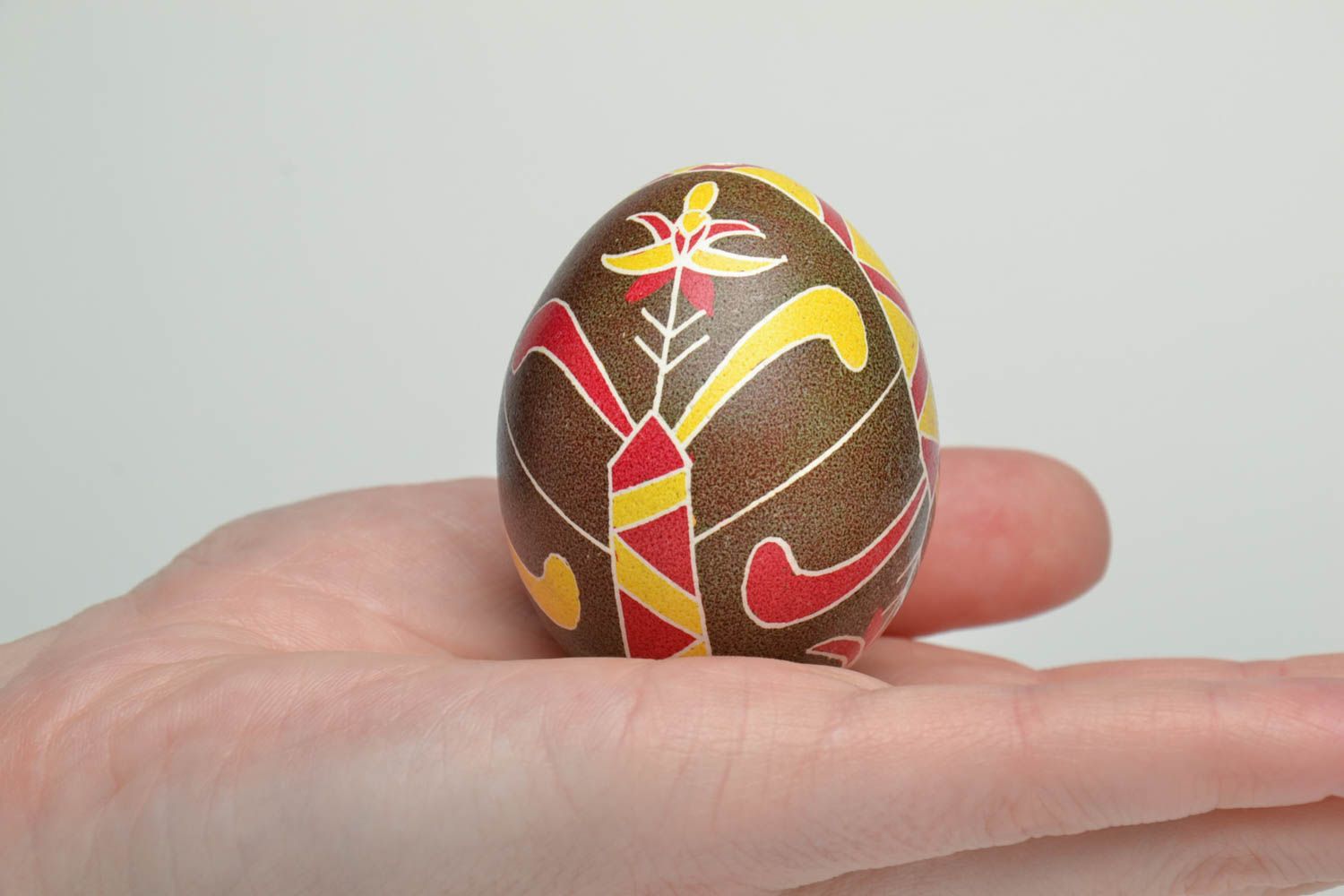 Oeuf de Pâques peint de colorants d'aniline décoratif marron fait main original photo 5
