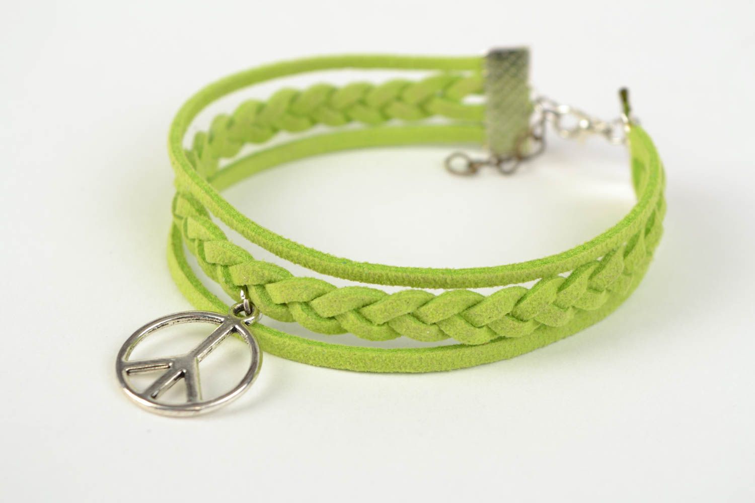 Pulsera artesanal trenzada de cordones de gamuza con símbolo de paz de color verde claro  foto 3