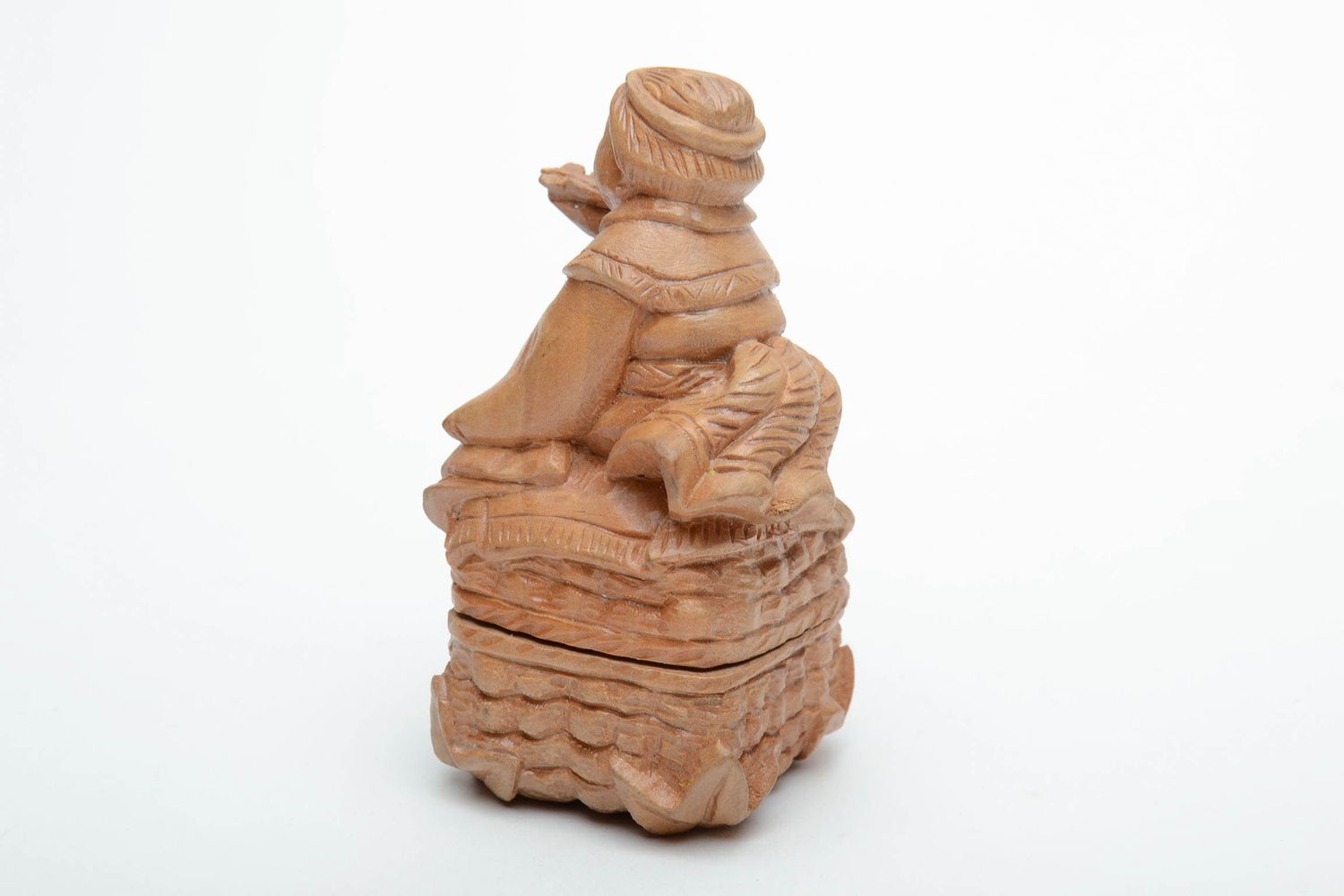 Figurilla de madera en miniatura con forma de cajita  foto 3