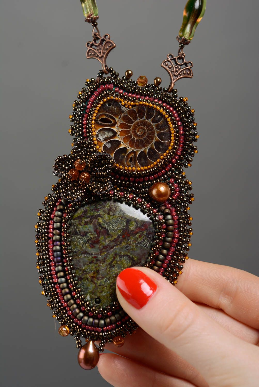 Joli pendentif en perles de rocaille jaspe ammonite cuir brun fait main gros photo 4