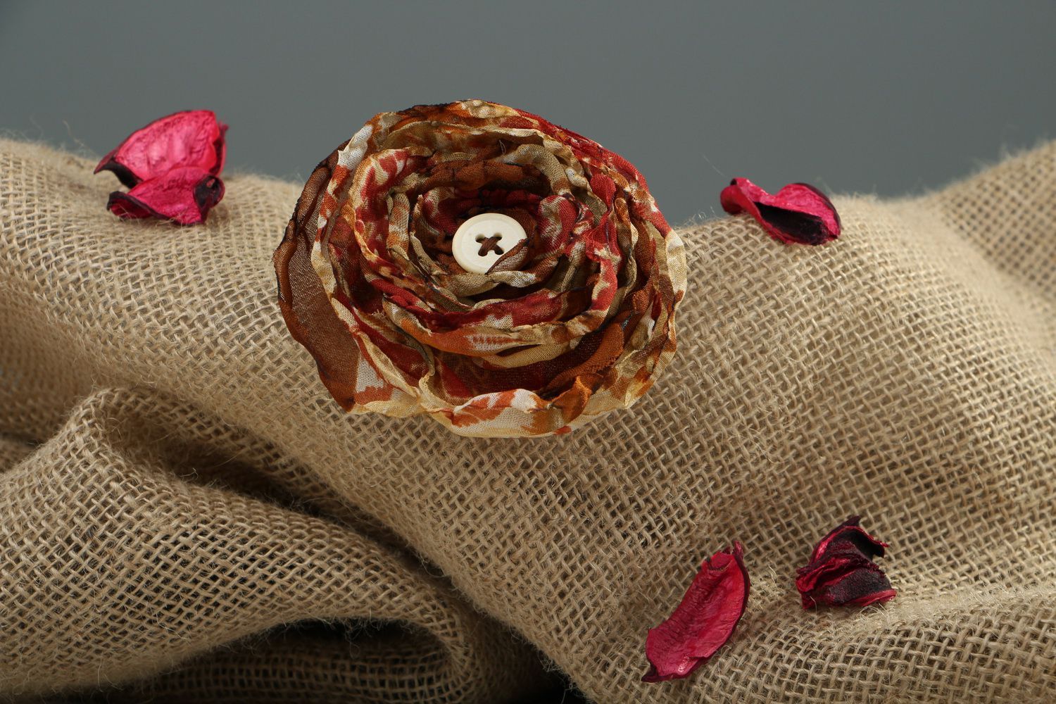 Broche en tissu faite main Fleur rouge photo 4