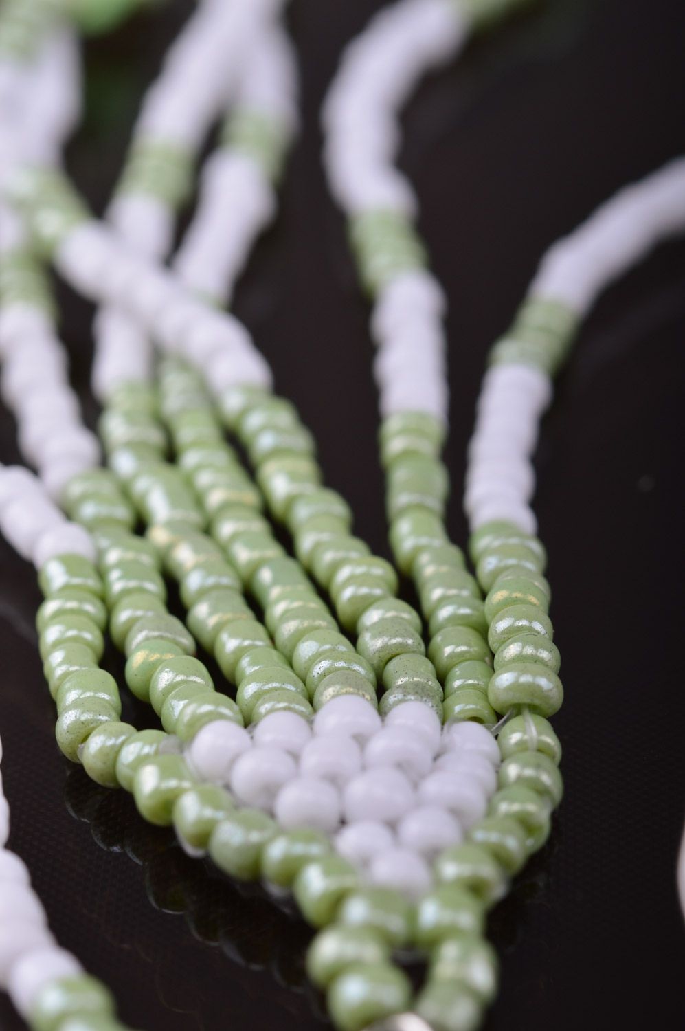 Boucles d'oreilles pendantes en perles de rocaille faites main vert-blanc photo 4