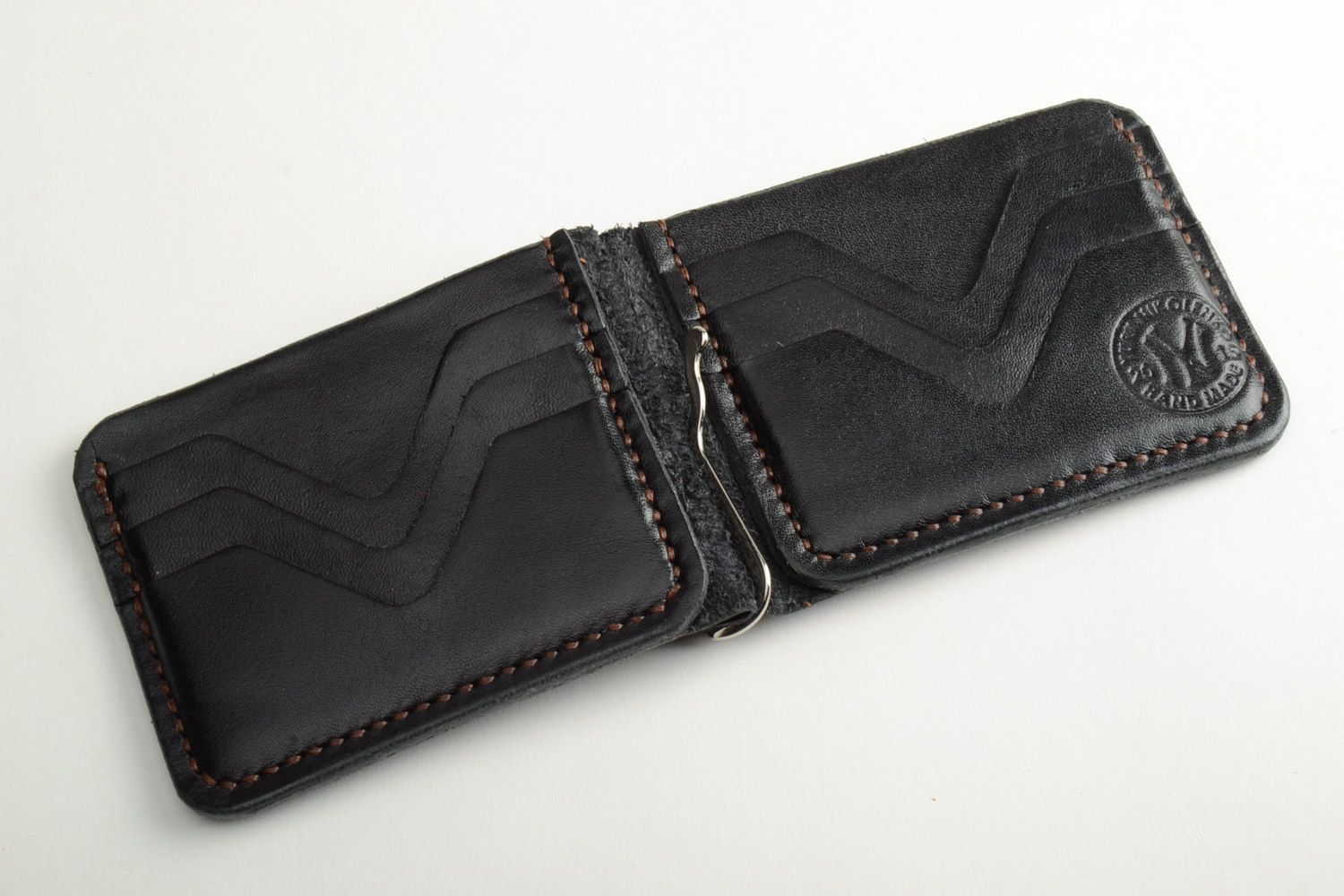 Бумажник из натуральной кожи черный ручной работы для мужчины с тиснением фото 3