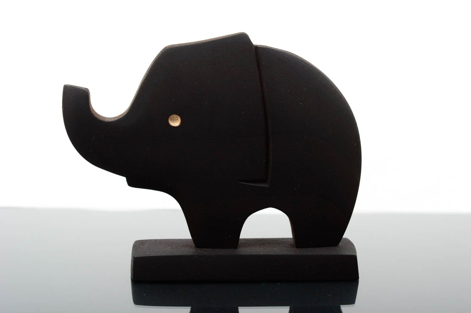 Черная статуэтка из древесины ясеня ручной работы в виде слоника симпатичная фото 1