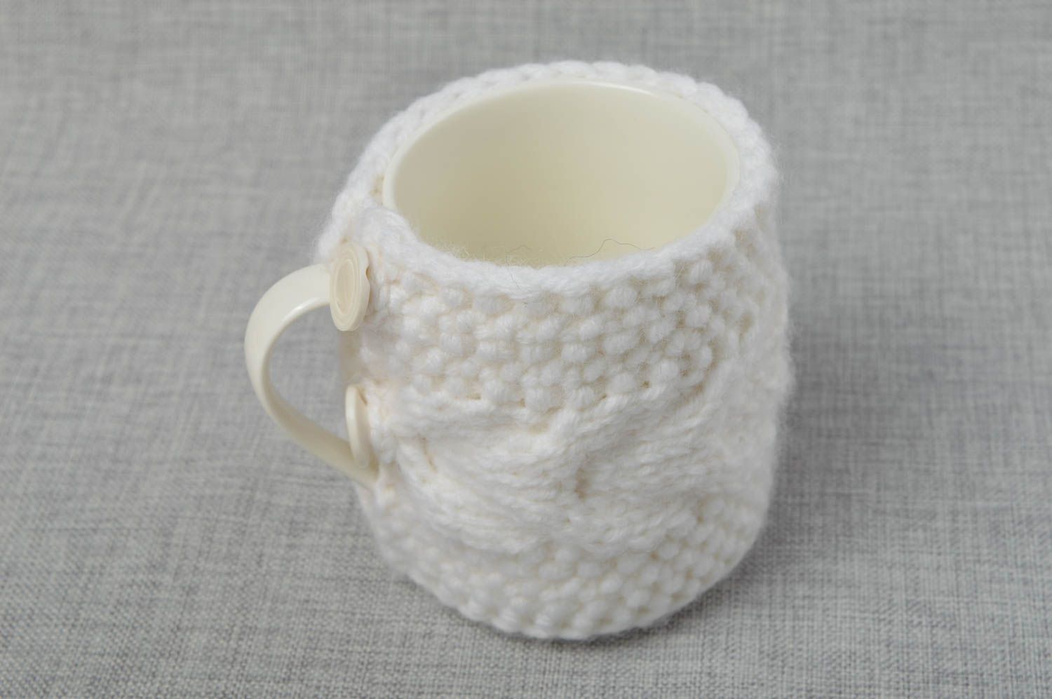 Tasse à thé Cache-mug tricot fait main Vaisselle design blanche en porcelaine photo 1
