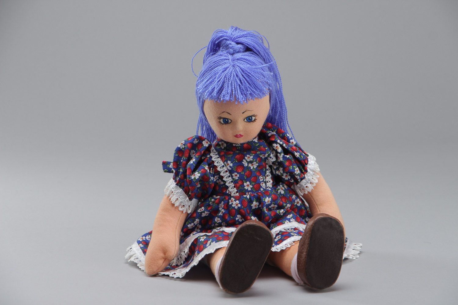 Designer handgemachte Puppe aus Stoff mit blauen Haaren im bunten Kleid für Kinder  foto 2