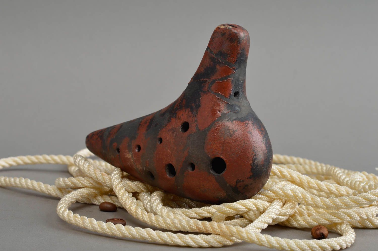 Ocarina en céramique brun instrument à vent avec huit trous fait main original photo 1