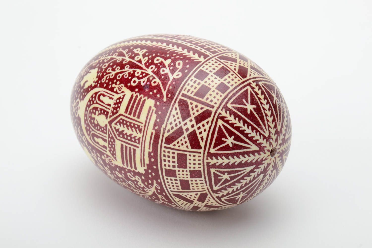 Расписное гусиное яйцо в восковой технике ручной работы красное с белым фото 4