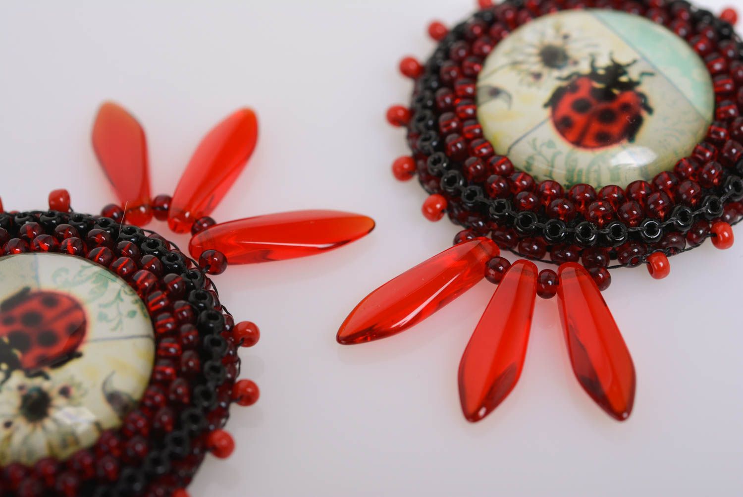 Boucles d'oreilles en perles de rocaille et verre faites main rouges Coccinelle photo 2
