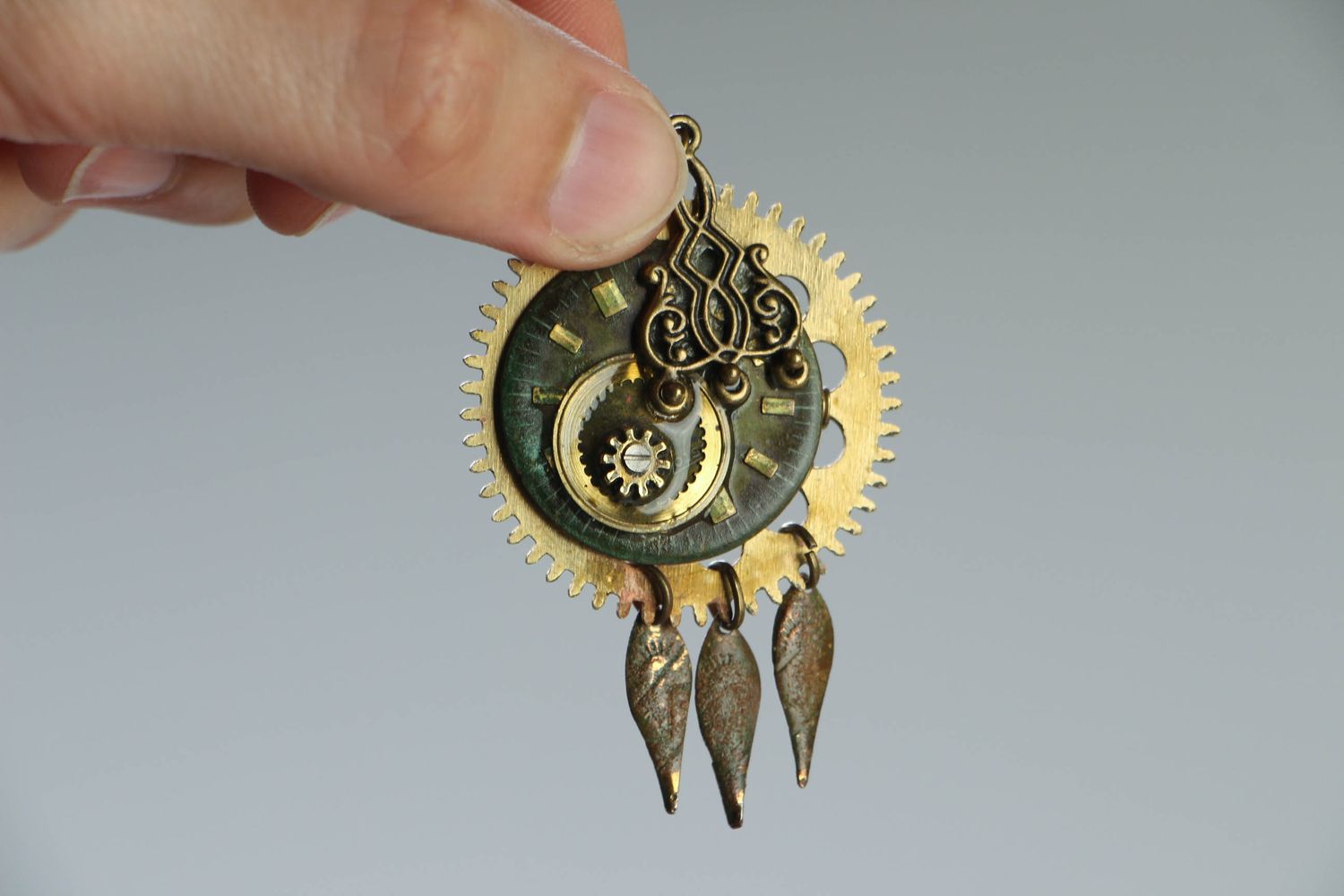 Steampunk pendant with clock mechanism photo 4