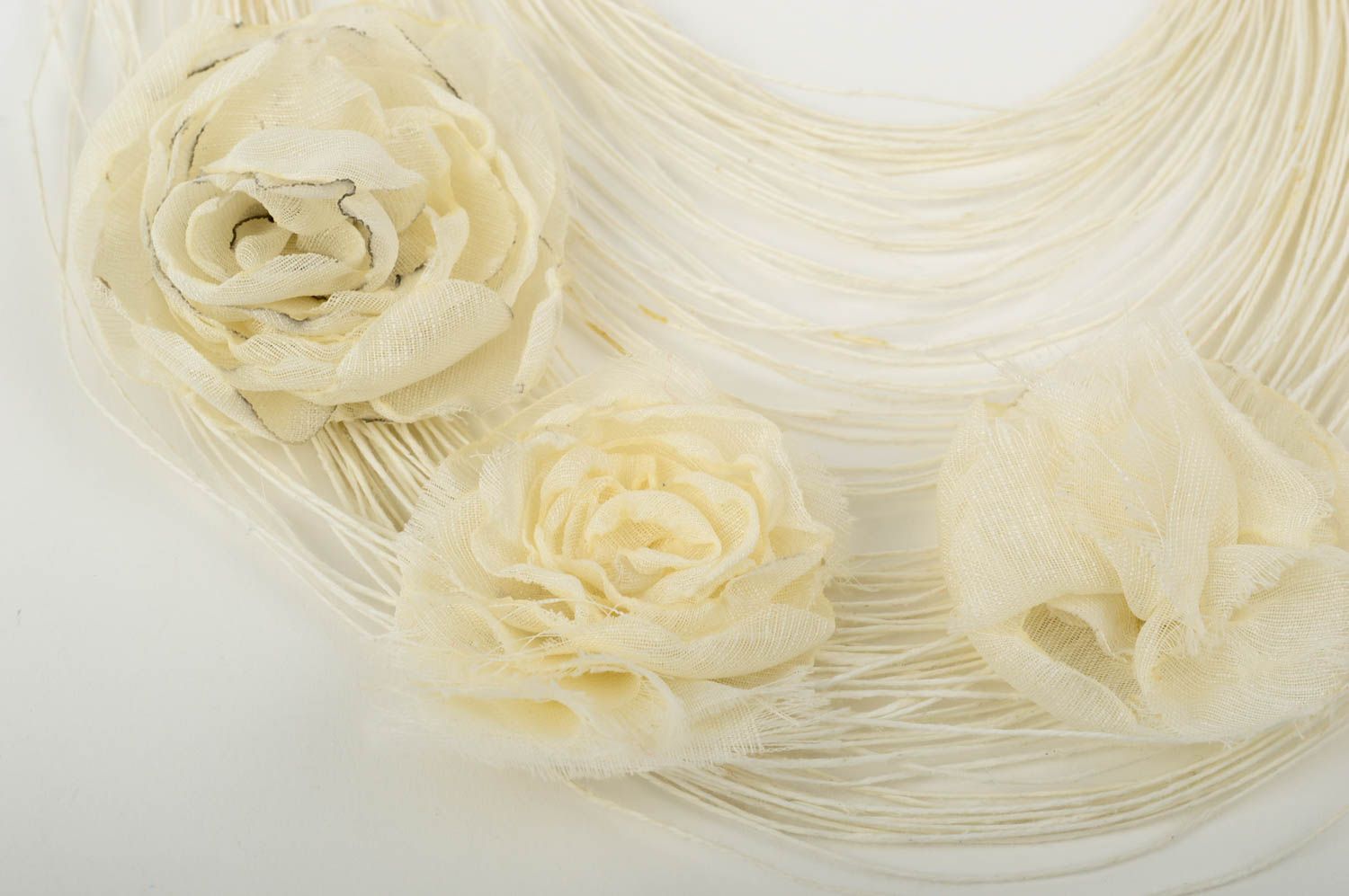 Collier textile Bijou fait main blanc en fils avec fleurs Cadeau pour femme photo 5