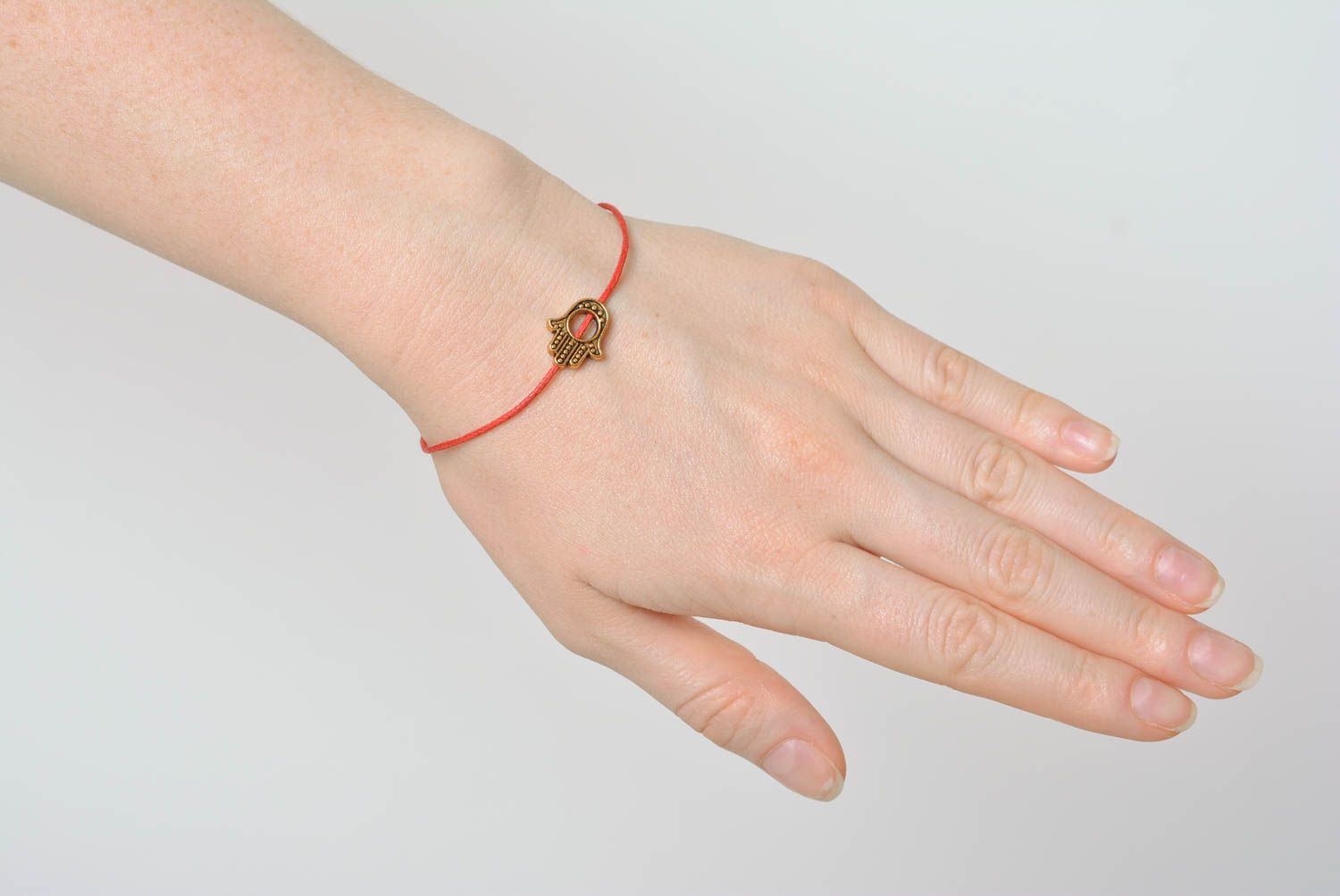 Bracelet rouge Bijou fait main cordon ciré fin avec khamsa Cadeau femme photo 3