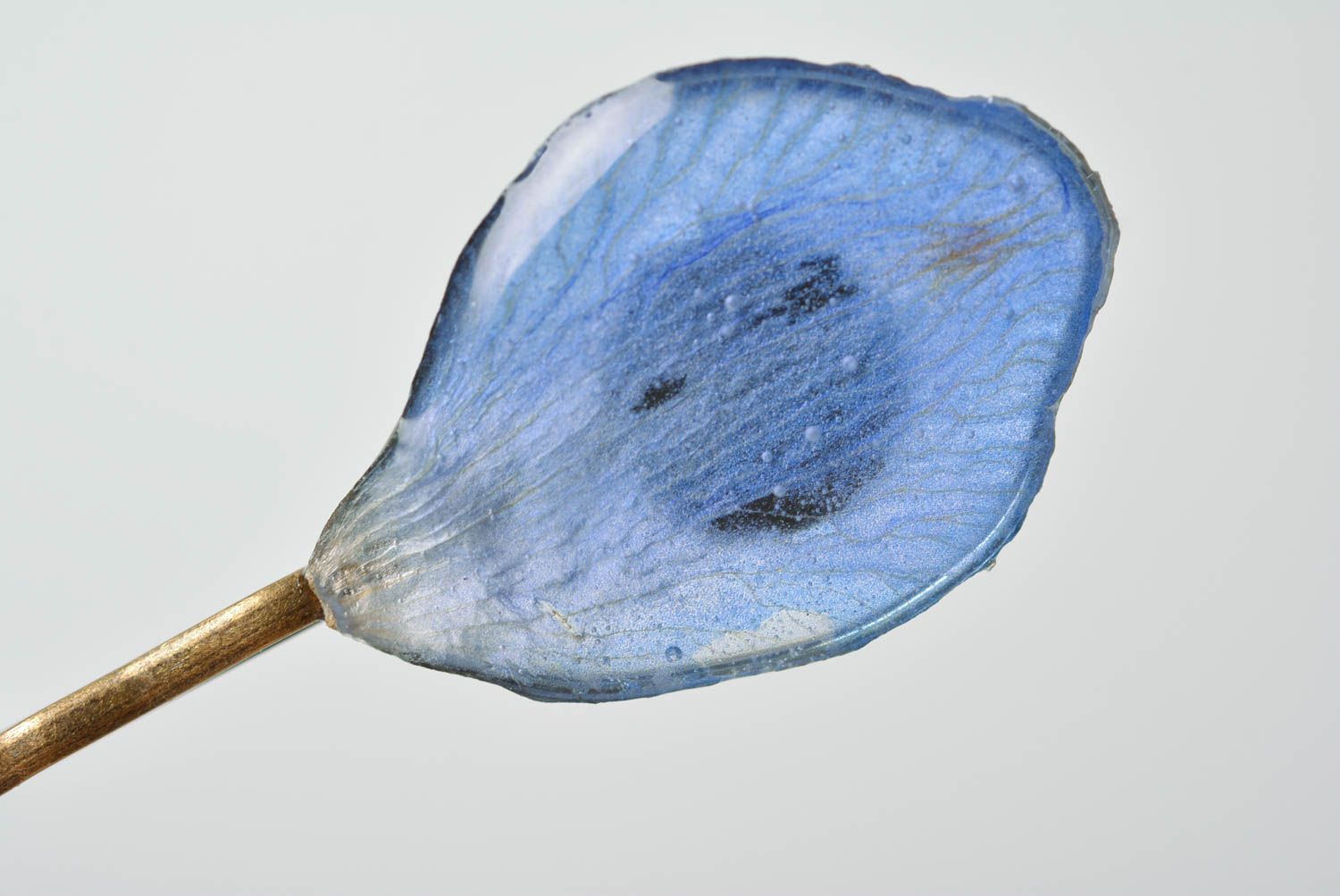 Голубая металлическая заколка для волос с сухоцветом в эпоксидной смоле фото 5