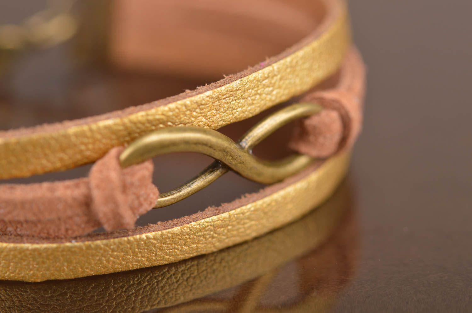 Bracelet en cuir bicolore fin fait main avec signe de l'infini en métal photo 2