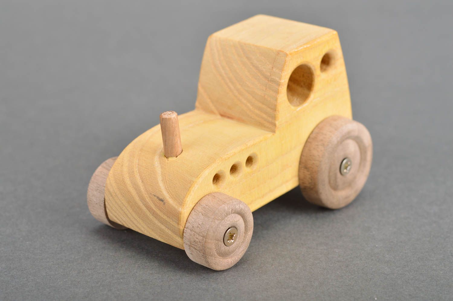 Juguete de madera ecológico original para niños hecho a mano tractor bonito foto 2