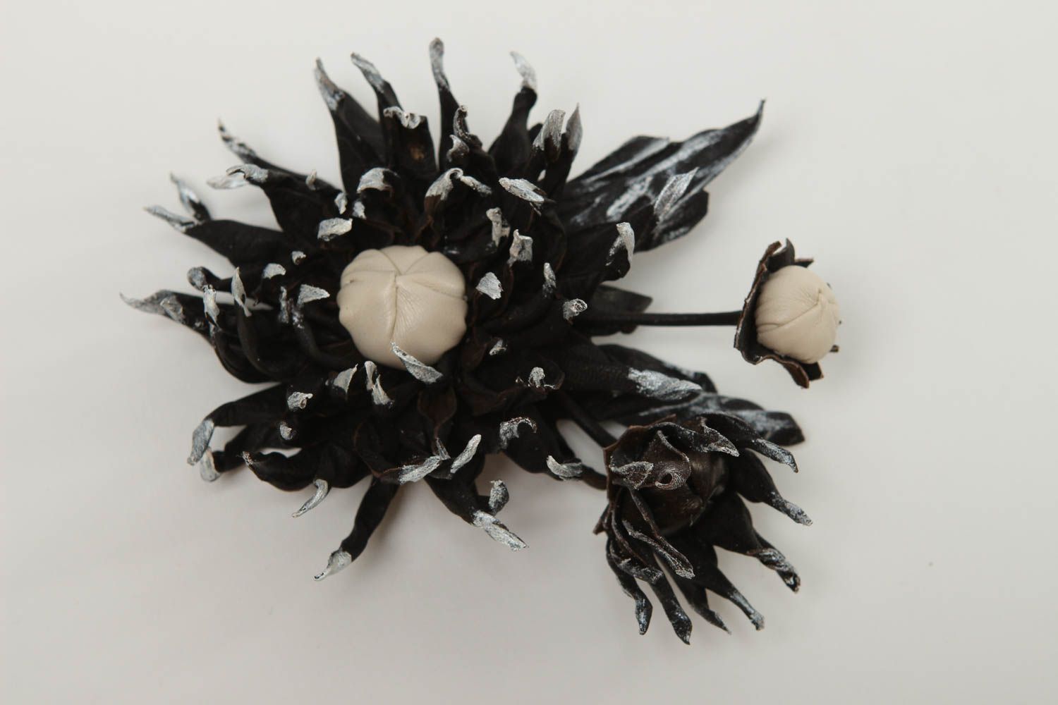 Broche en cuir fleur noire Bijou fait main Accessoire femme design original photo 2