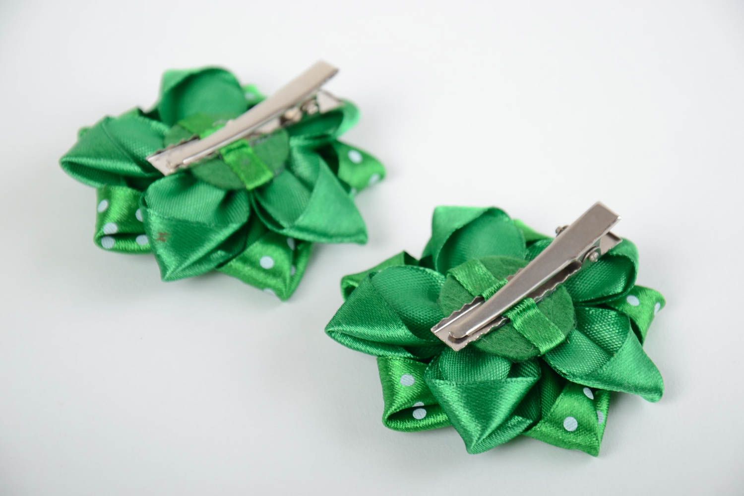 Grüne handgemachte Haarspangen aus Atlasbändern mit Blumen für Kinder 2 Stück  foto 3