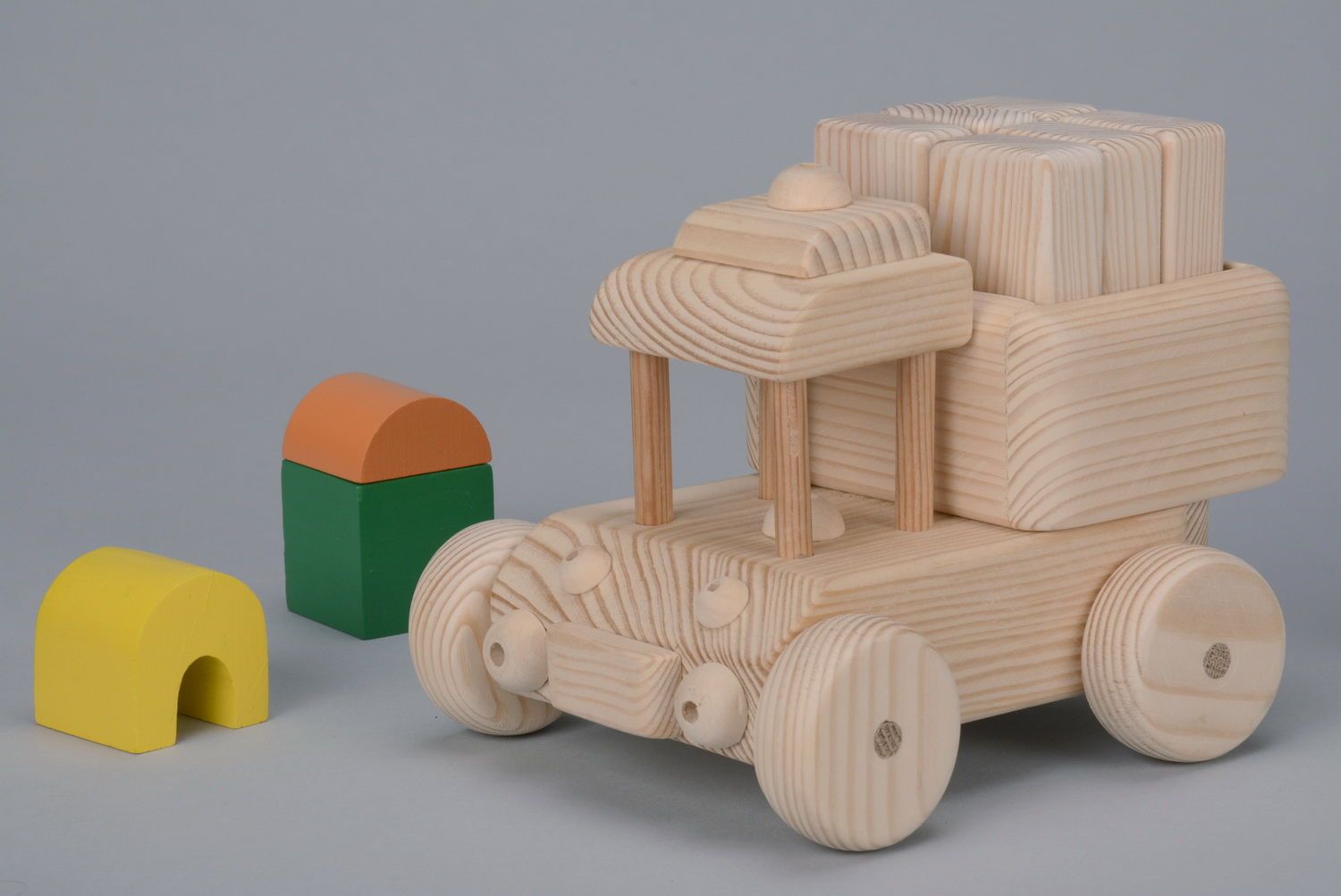Camión de juguete con cubos foto 1