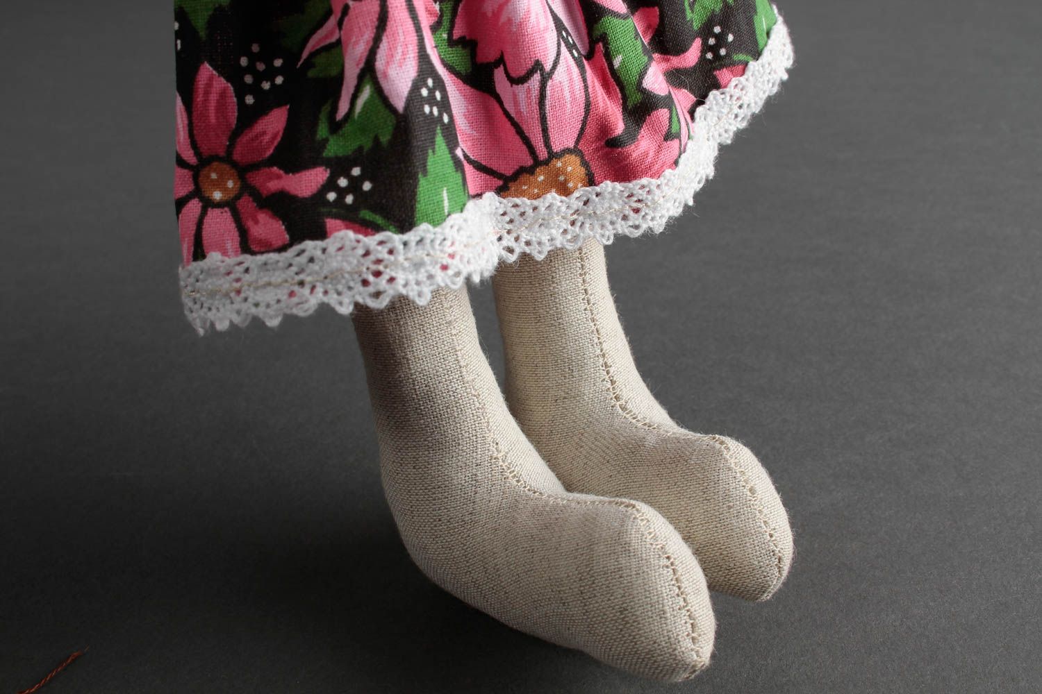 Schönes Kuscheltier Hase im Kleid handmade Stoff Spielzeug Geschenk für Kinder foto 5