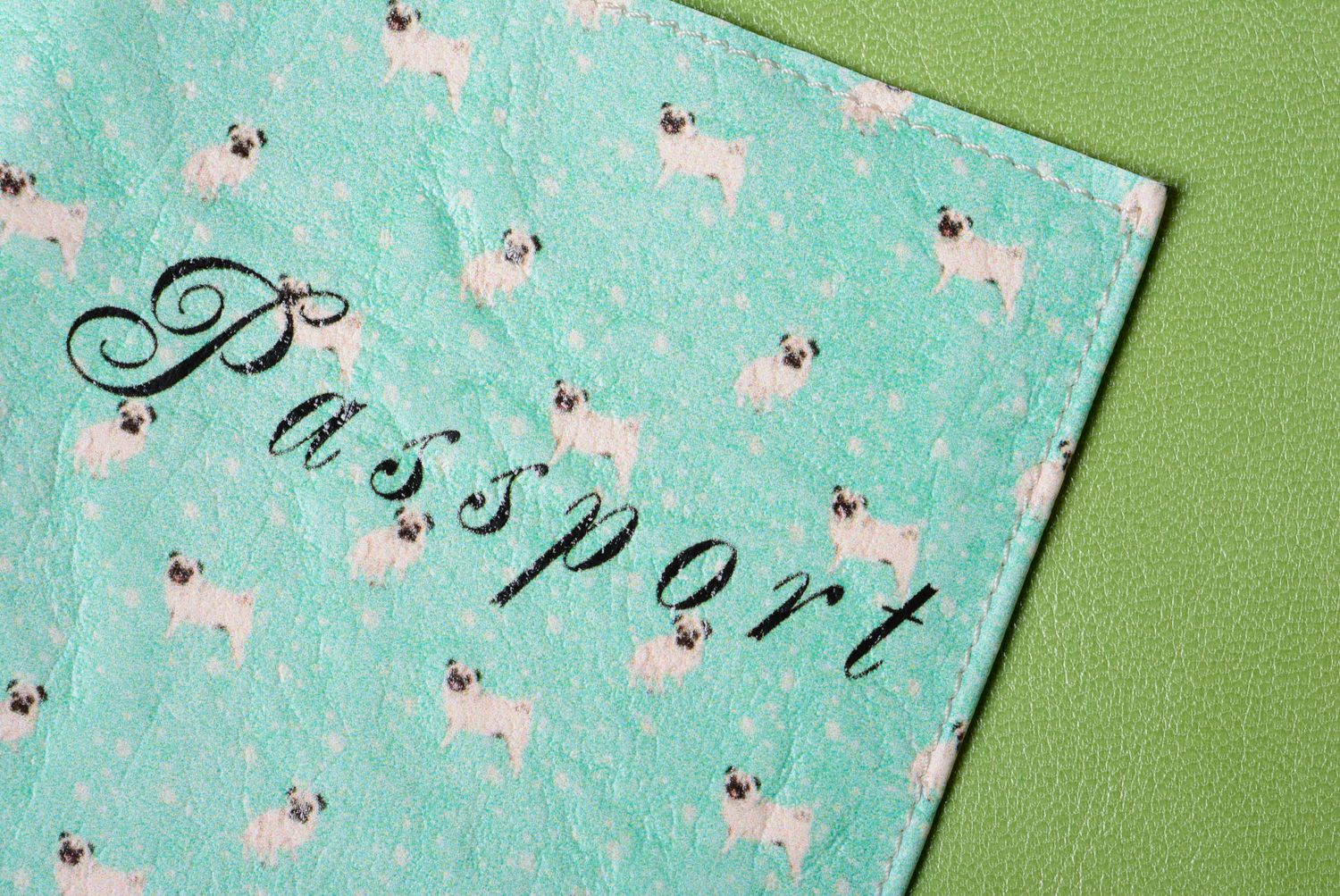 Обложка на паспорт с принтом Мопсы в мяте фото 5