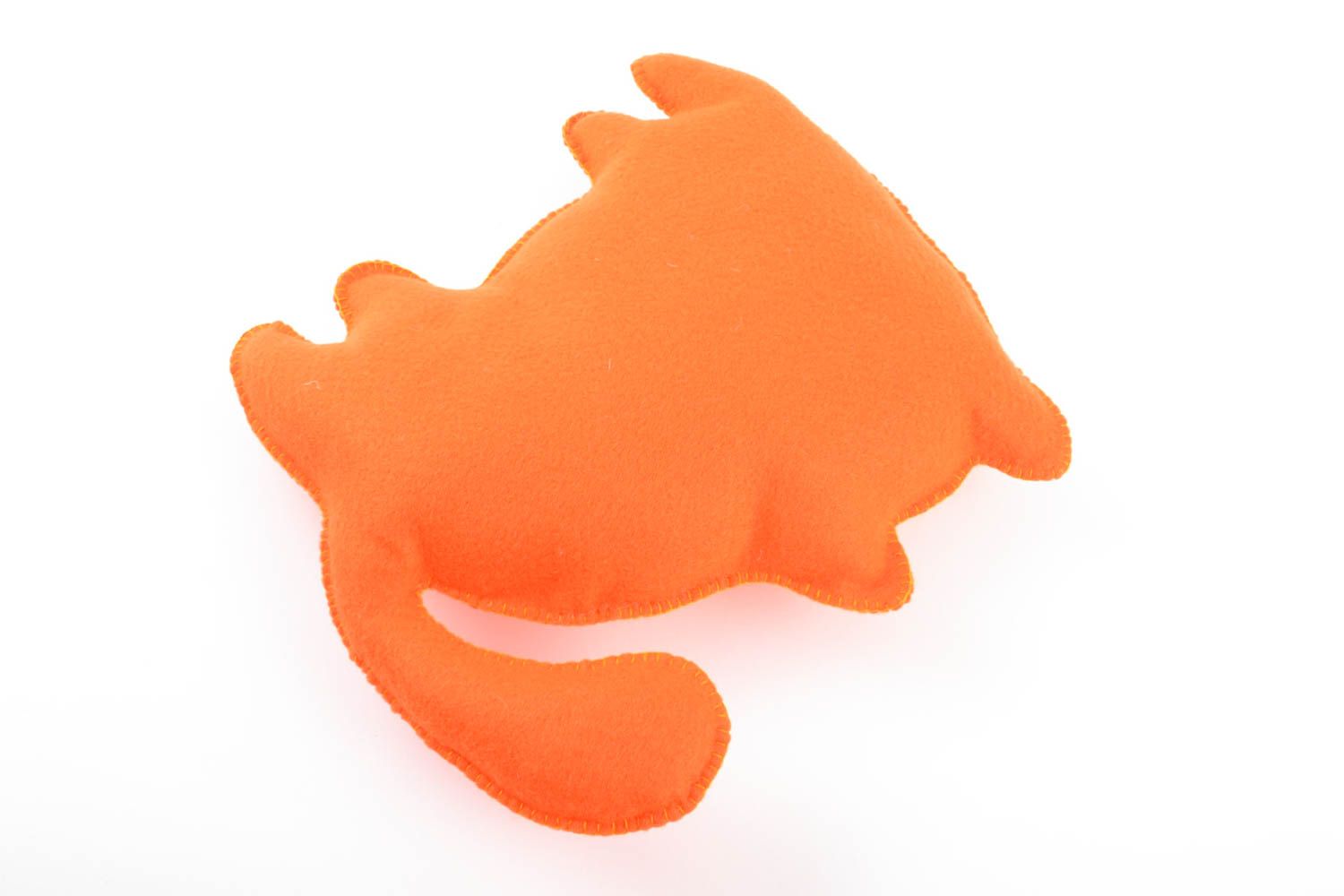 Оранжевая игрушка в виде кота ручной работы из фетра красивая оригинальная фото 3