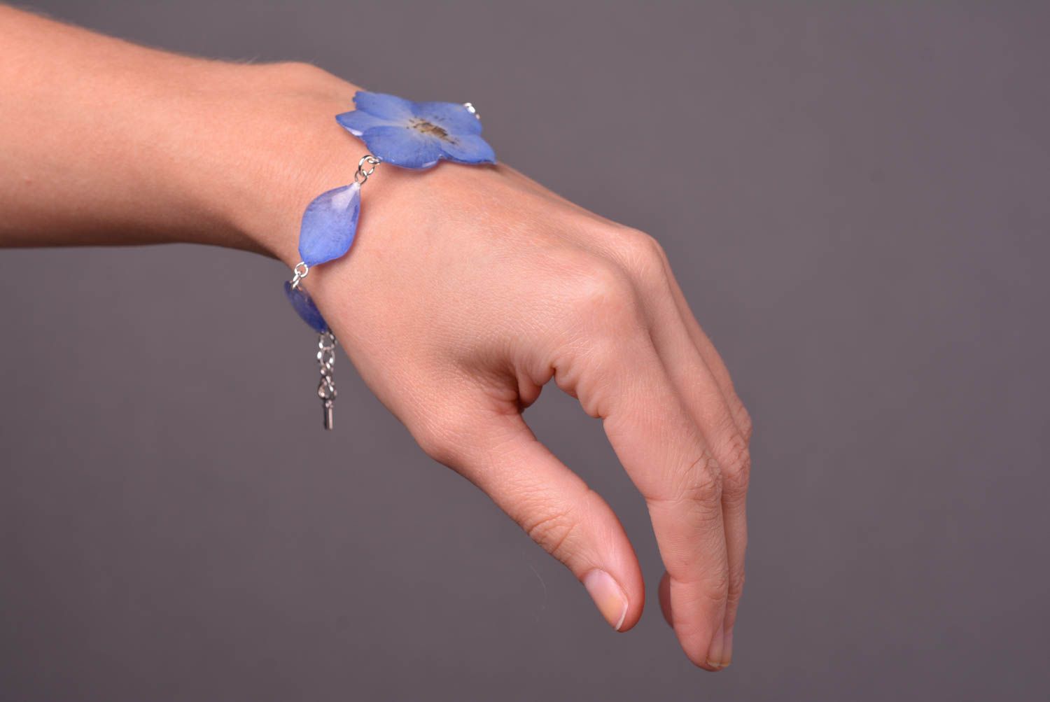 Bracelet fleurs Bijou fait main résine époxyde Accessoire pour femme bleu ciel photo 2