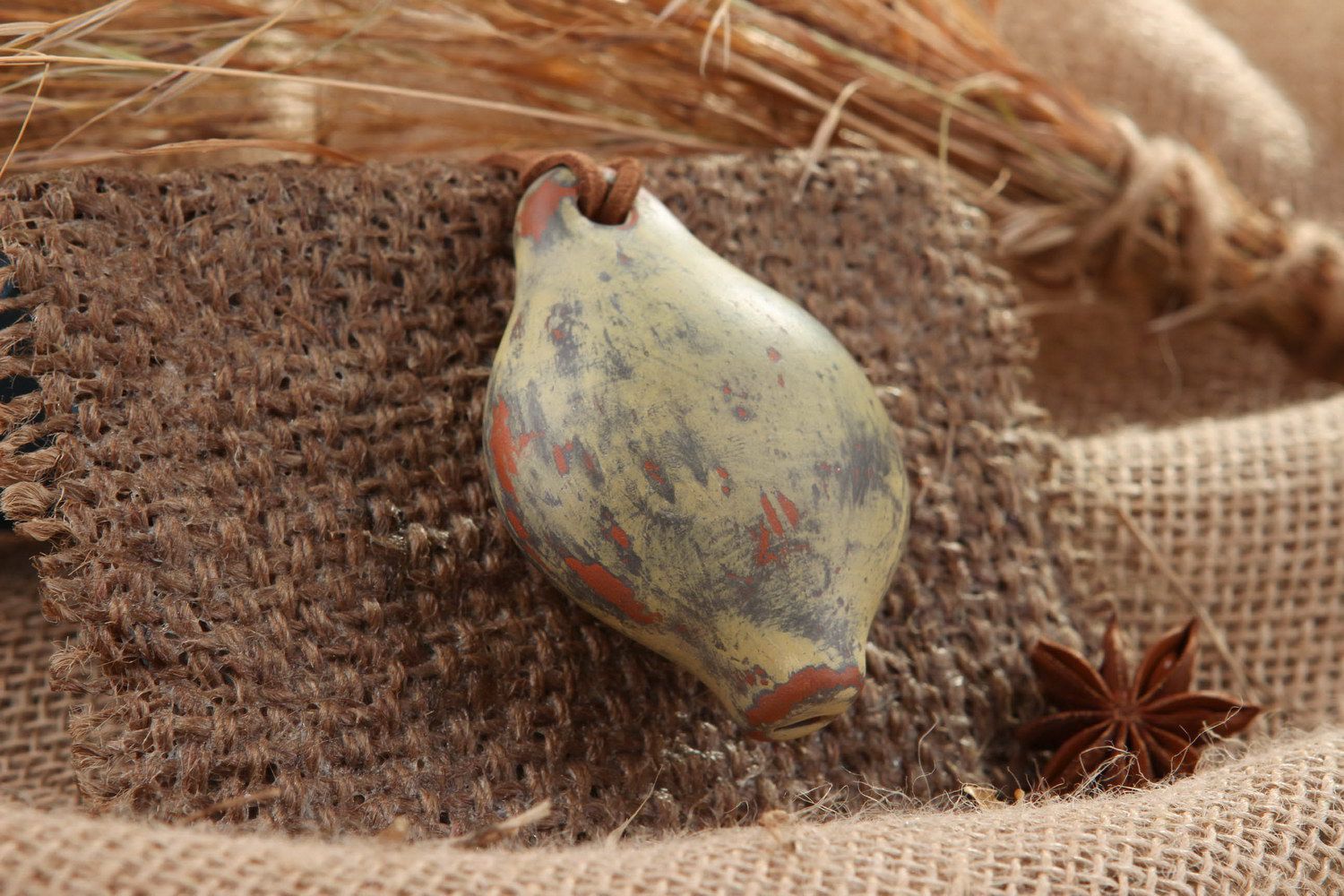 Pingente de cerâmica em forma de um apito  foto 1