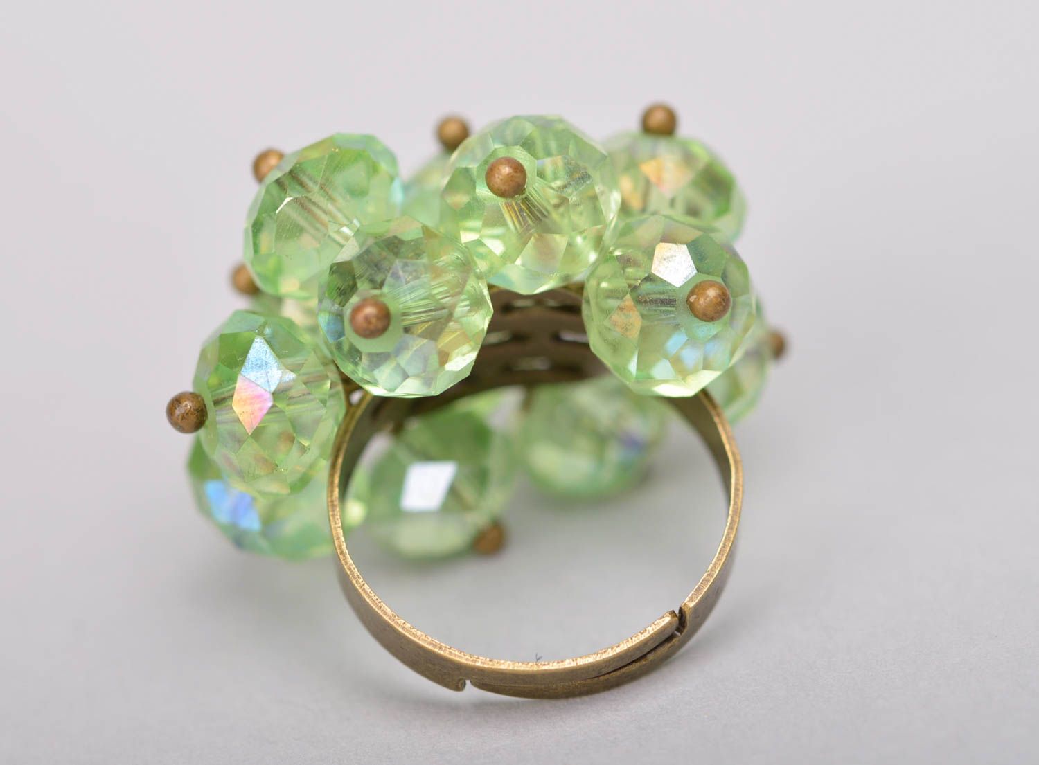 Зеленое кольцо из стеклянных бусин с универсальным размером ручной работы  фото 4