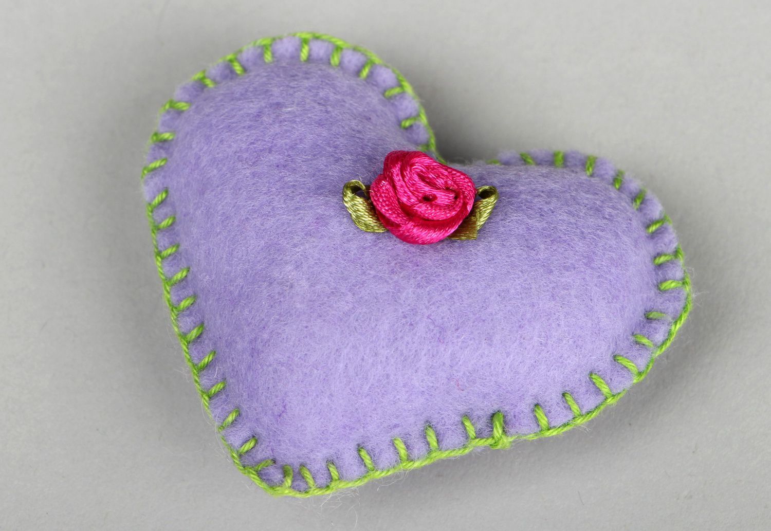 Декоративное сердце из фетра с розочкой  фото 1
