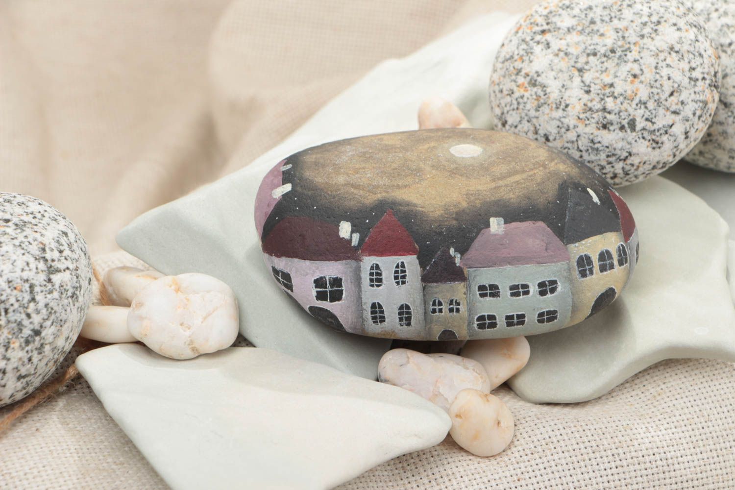 Морской камень с росписью акриловыми красками ручной работы для декора Домики фото 1