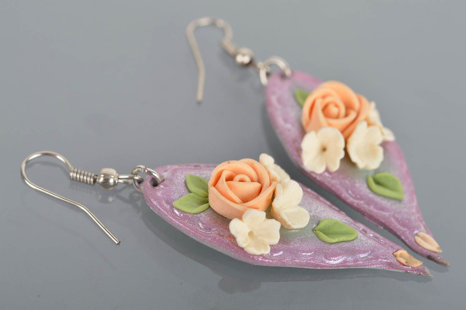Boucles d'oreilles en pâte polymère mauves avec roses faites main pendantes photo 2