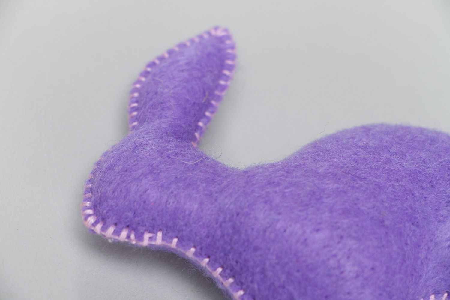Маленькая игрушка из фетра для интерьера в виде фиолетового зайца ручной работы фото 3