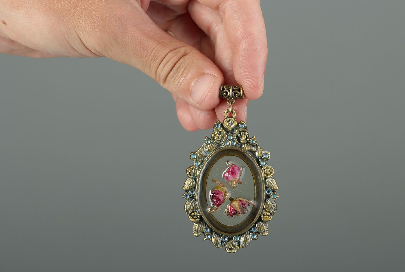 Pendant made of roses, coated with epoxy resin photo 4