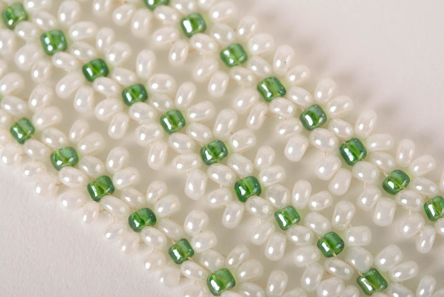 Collier perles de rocaille Bijou fait main de couleur blanche Accessoire femme photo 4