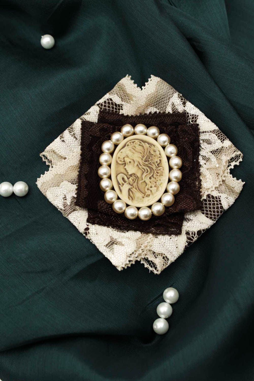 Handgefertigt Designer Schmuck Brosche mit Perlen Accessoire für Frauen   foto 1