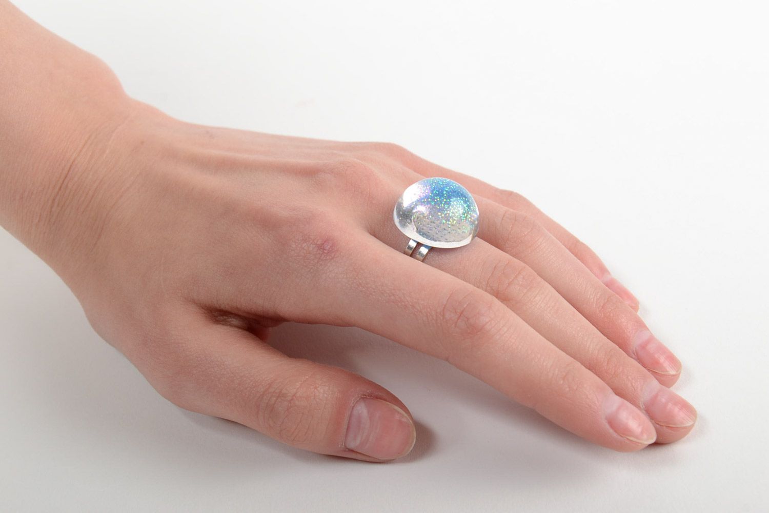 Wunderschöner origineller massiver Ring aus Epoxidharz für stilvolle Frauen foto 2
