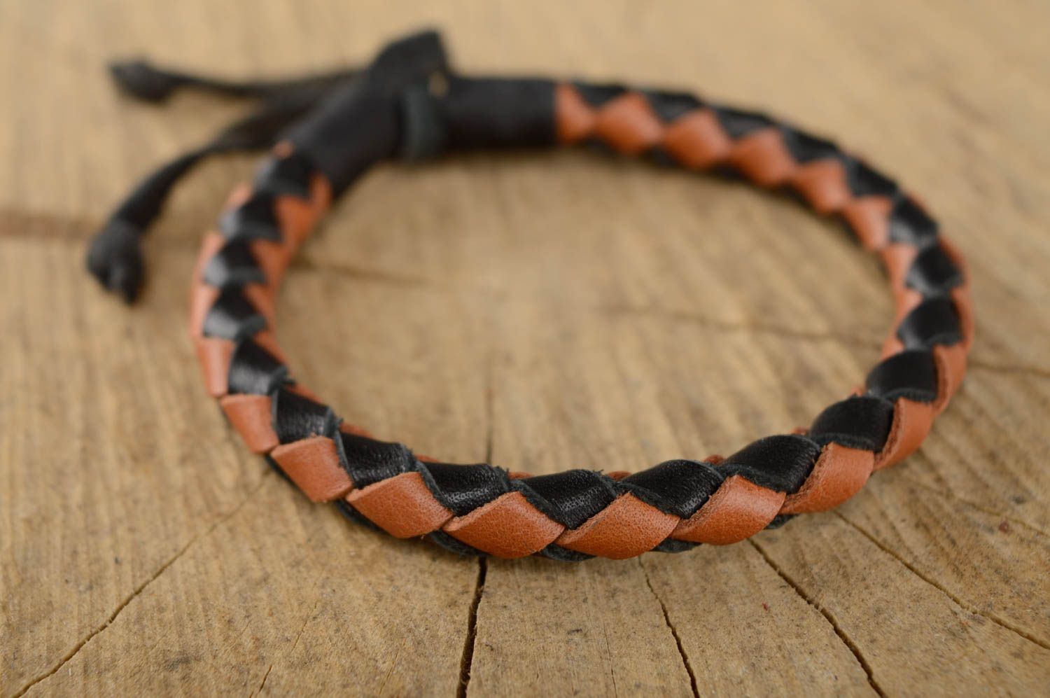 Thin woven leather bracelet with adjustable size photo 2