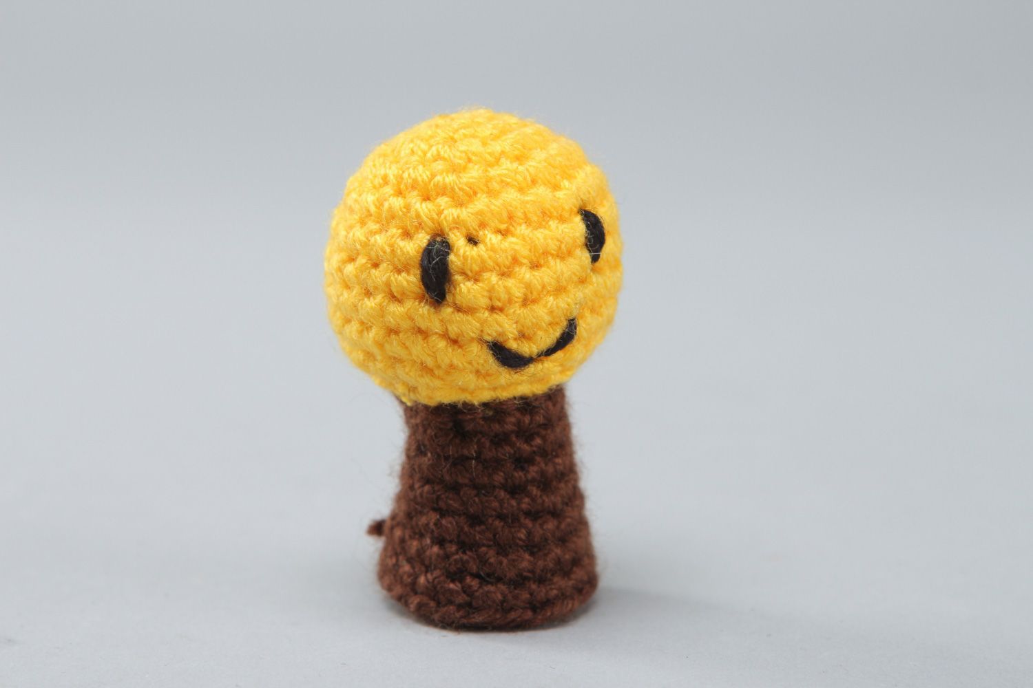 Petite marionnette à doigt tricotée en fils acryliques jaune faite main Kolobok photo 1