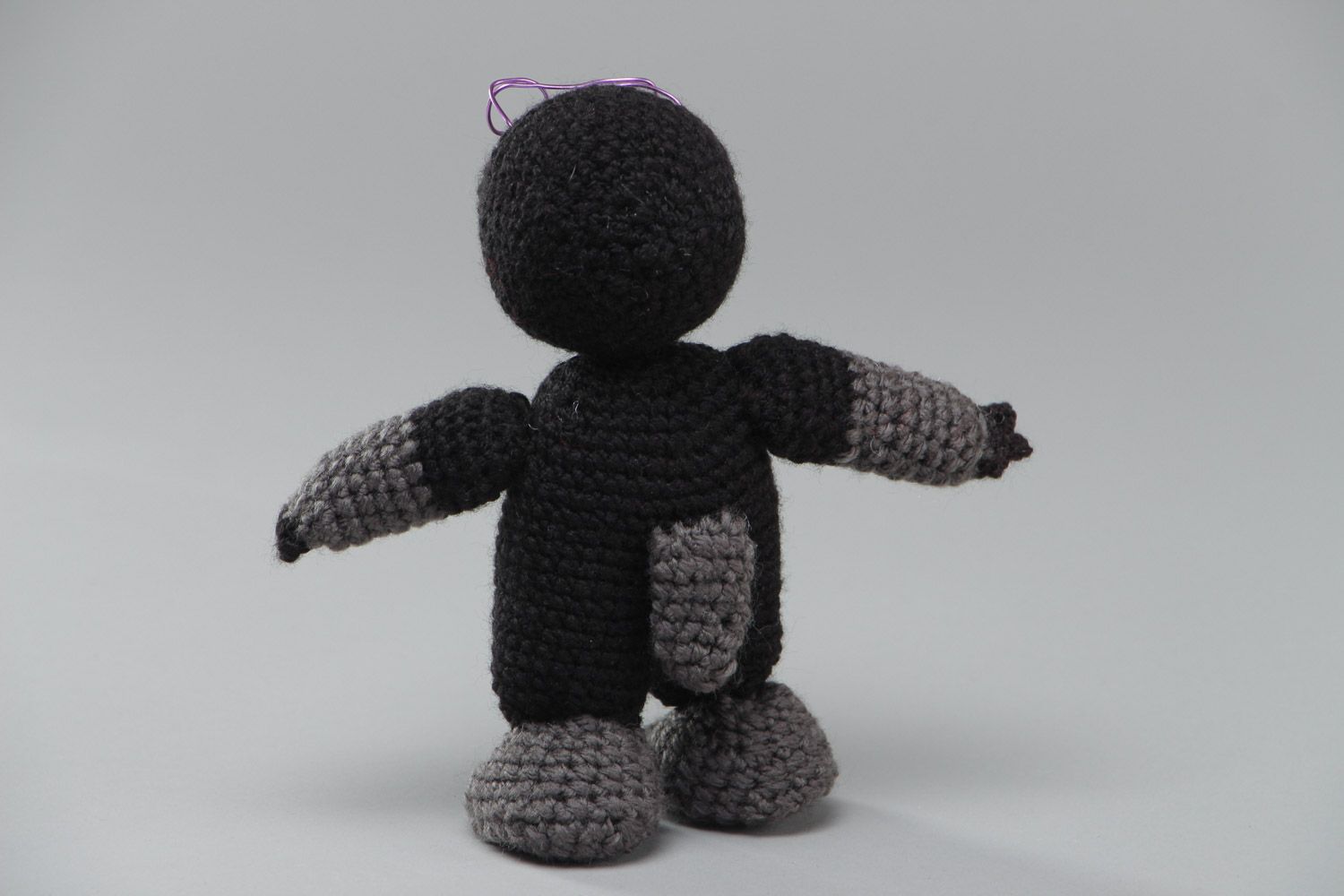 Мягкая игрушка вязаная кукла в виде крота хенд мэйд черно серая из акрила фото 4