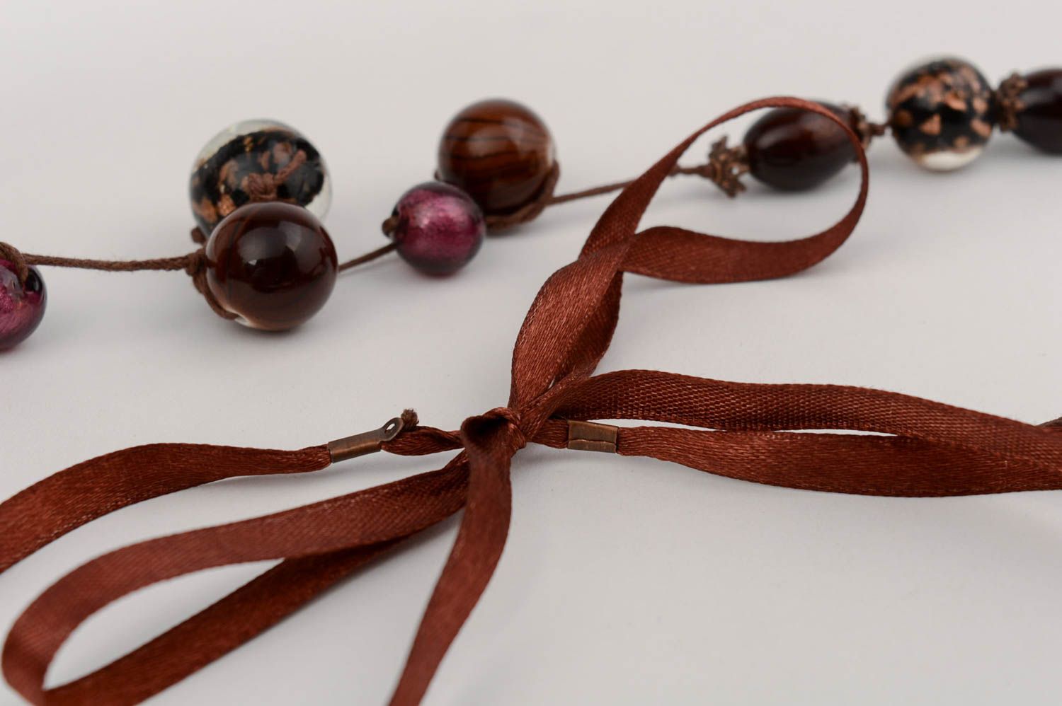 Long collier en perles de plastique et verre fait main sur ruban en satin photo 4