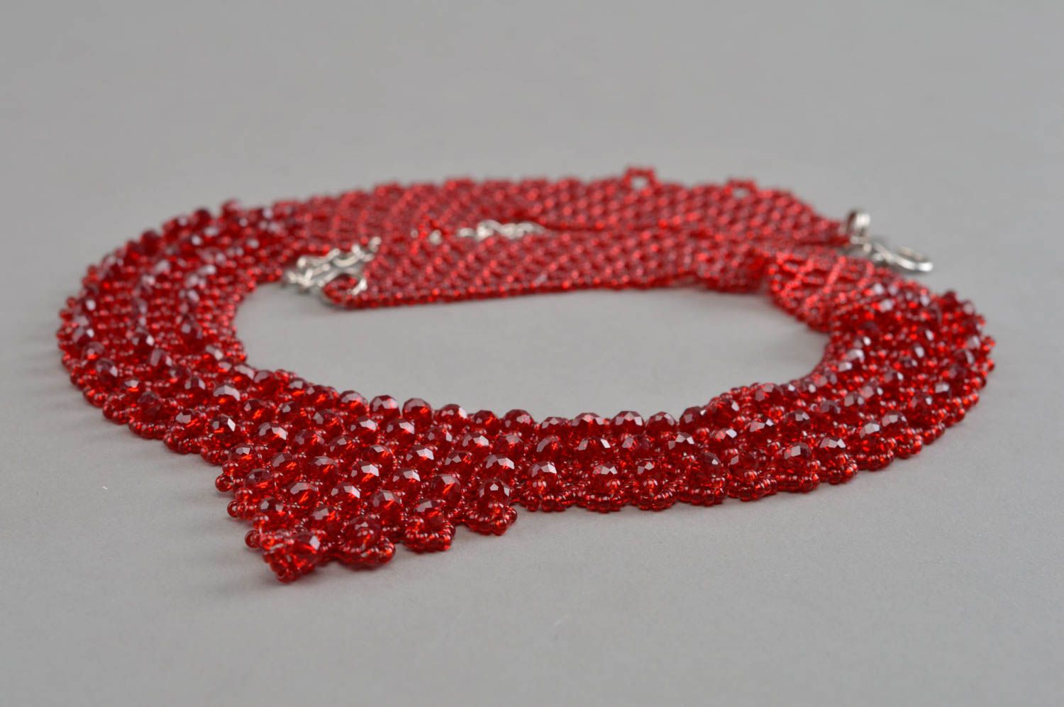 Роскошное красное женское ожерелье из бисера и бусин ручной работы Гранатовое фото 4
