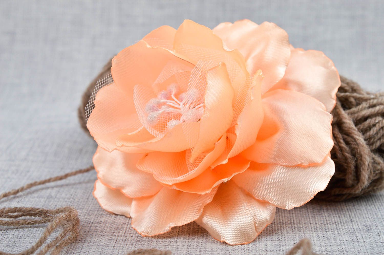 Аксессуар для волос украшение ручной работы заколка с цветком персиковая фото 1