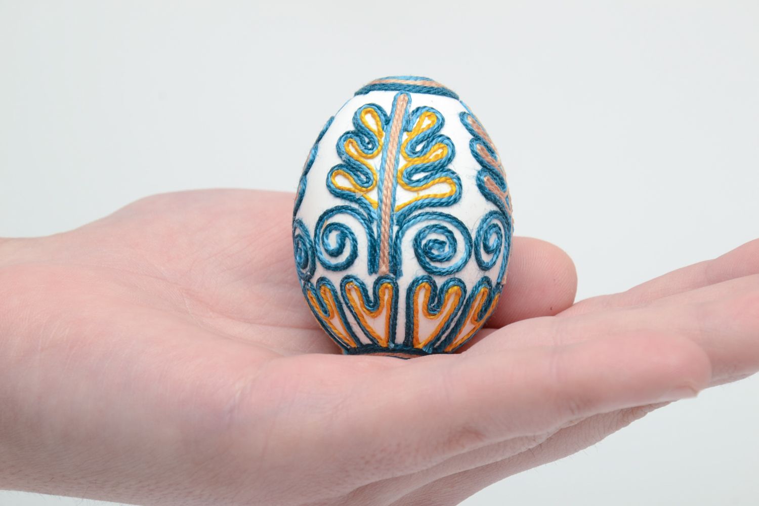 Bel oeuf de Pâques fait main original décoré de fils en soie avec ornement photo 5