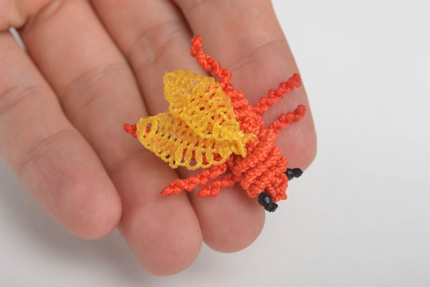 Плетеная брошь украшение ручной работы брошь животное муха оранжевая небольшая фото 4